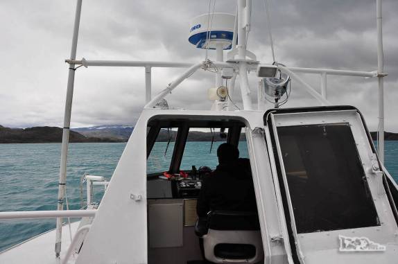 Fazendo a travessia do lago Pehoe, no parque Torres del Paine, no sul do Chile